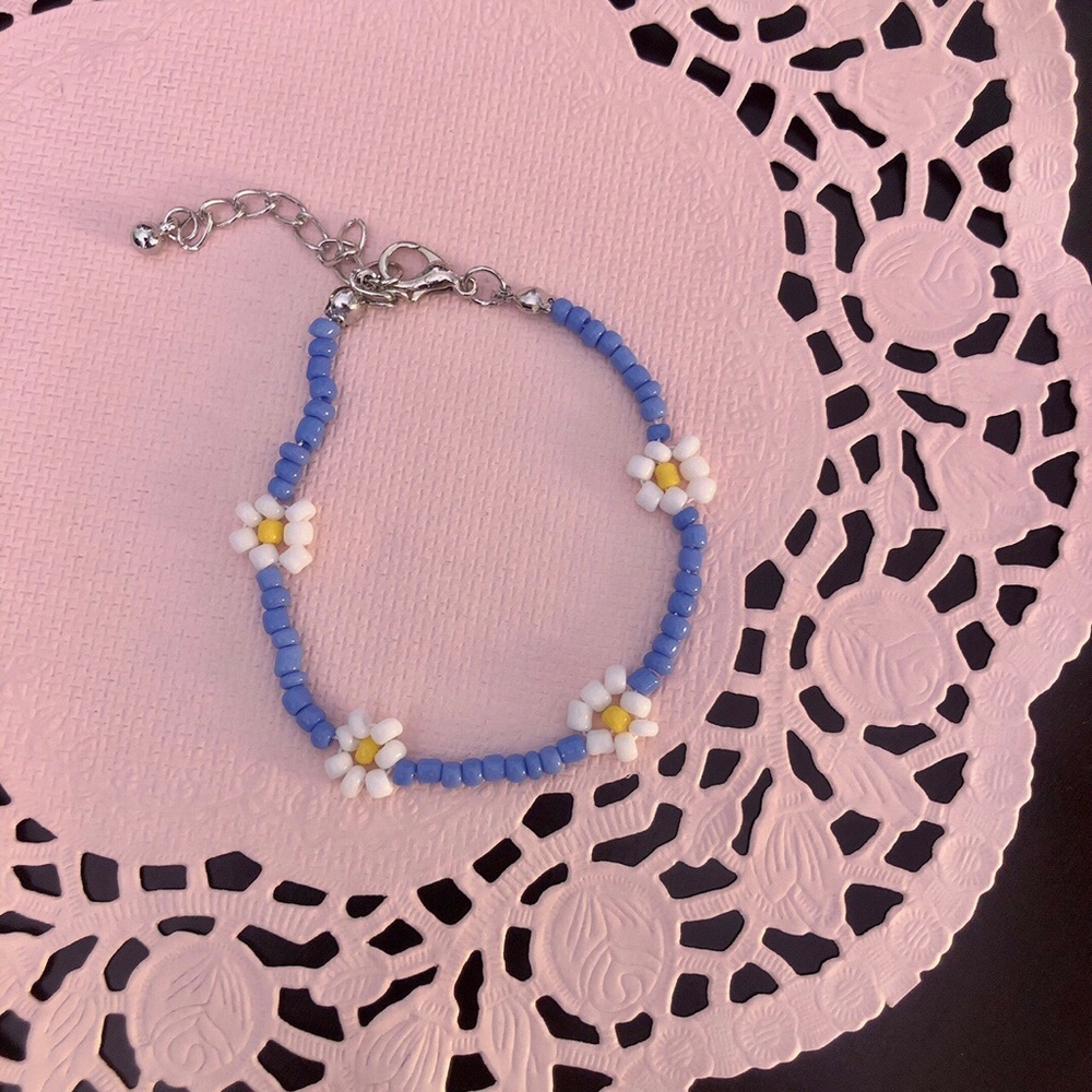 Y2K style daisy beaded bracelet